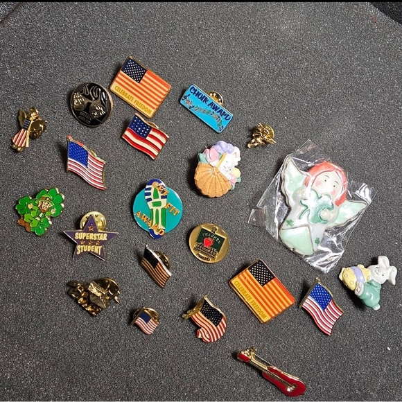 Large Lot Of 21 Mixed Pins Different Designs Colors And Materials - Picture 2 of 5